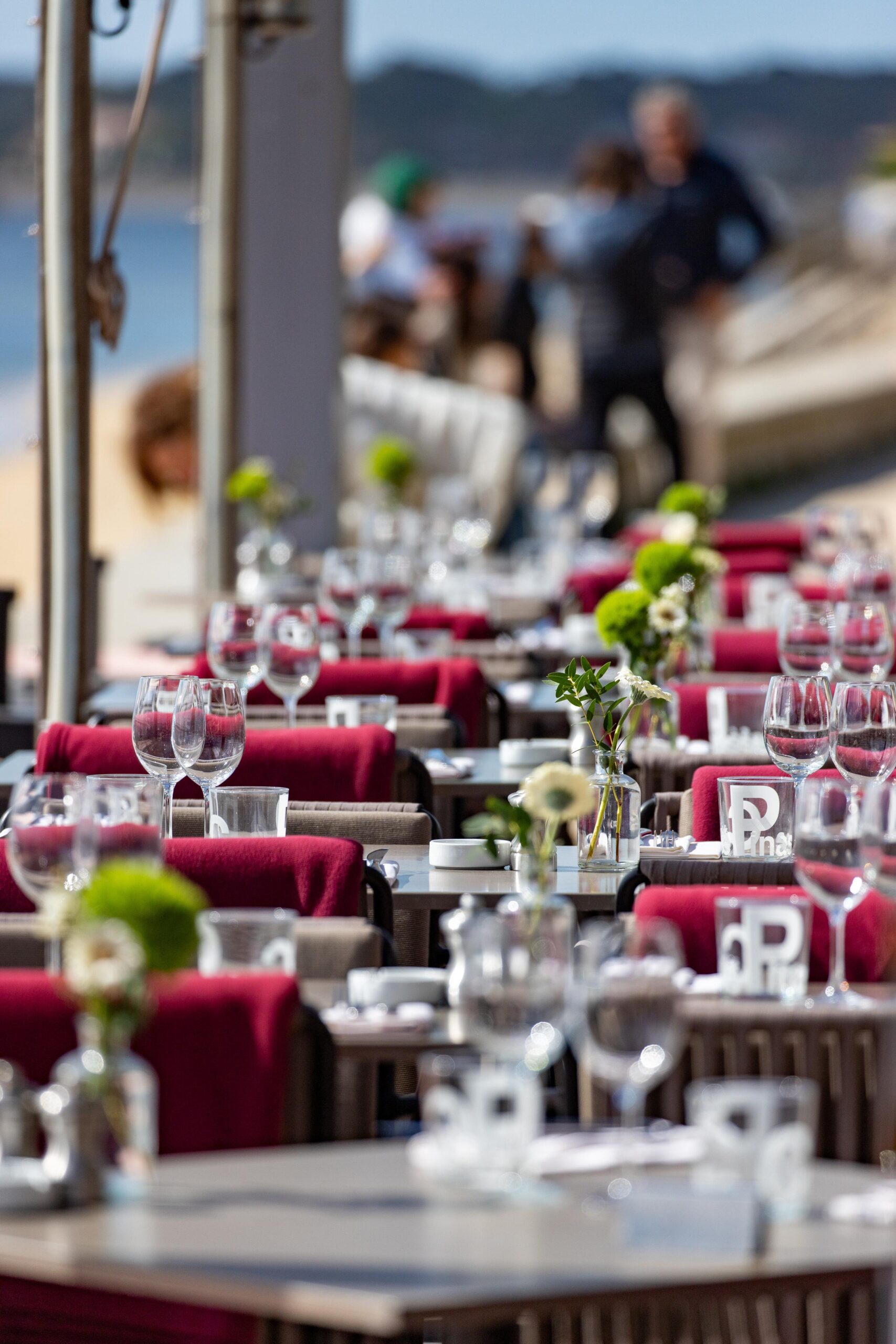 Table en bord d'eau sur la terrasse