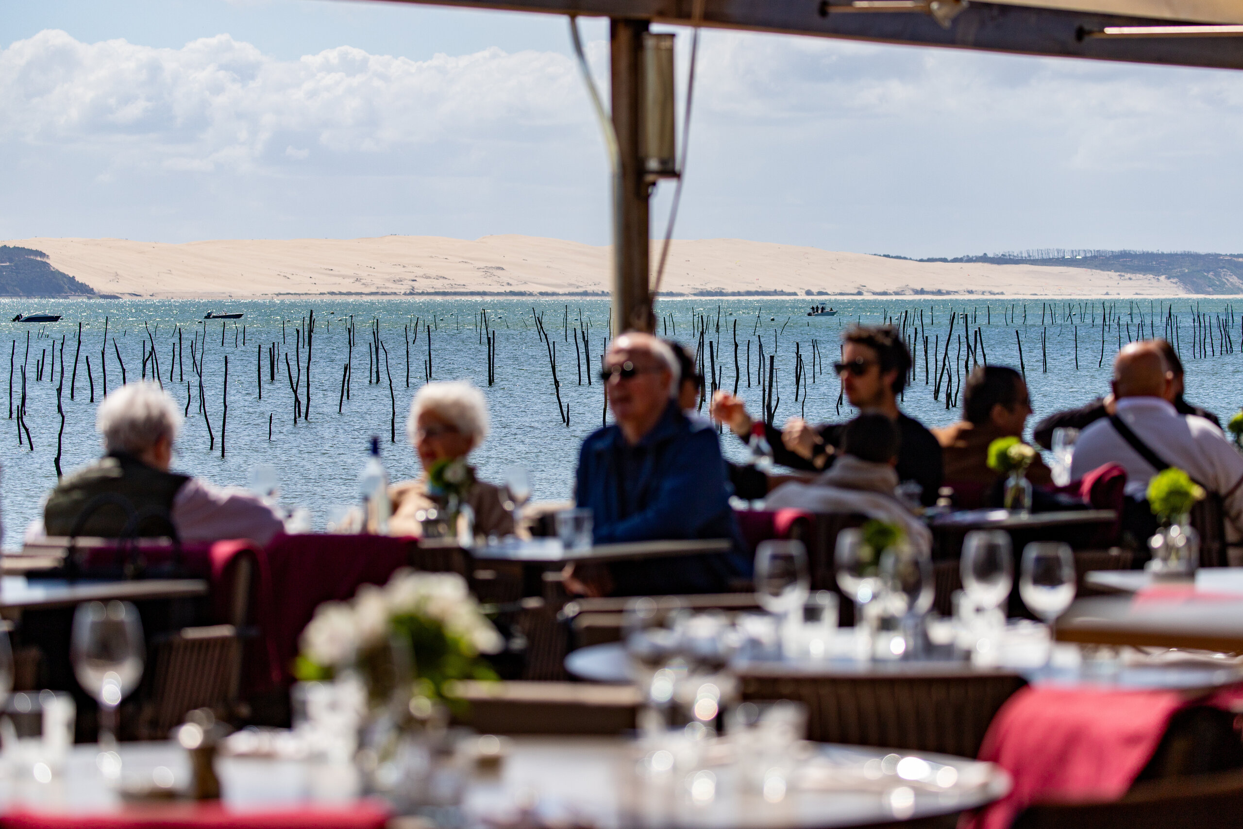 Déjeuner en terrasse au bord de l'eau